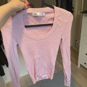 Zaratopp  - En jätte fin rosa topp från Zara💗🌸 Den är knappt använd och är i bra skick!  