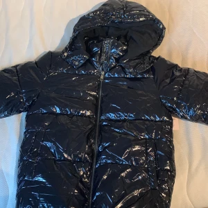 Glansig jacka  - Skitsnygg jacka från nelly. Helt ny med prislapp kvar💕 Buda från 600 eller köp direkt för 800