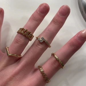 Ringar - Säljer pga att jag är en silvertjej, alla förutom den stora är ifrån pilgrim. Skriv för intresse så diskuterar vi pris! 