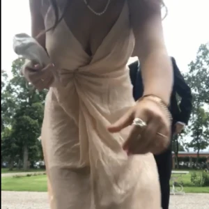 Festlig klänning!  - Säljer denna jätte fina klänningen då den inte kommer till användning! Den är endast använd en gång och därmed i super bra skick! Nypris är 1100kr men säljer för 400kr! Den är i stolek XS men funkar också till stolek S! 💕💕