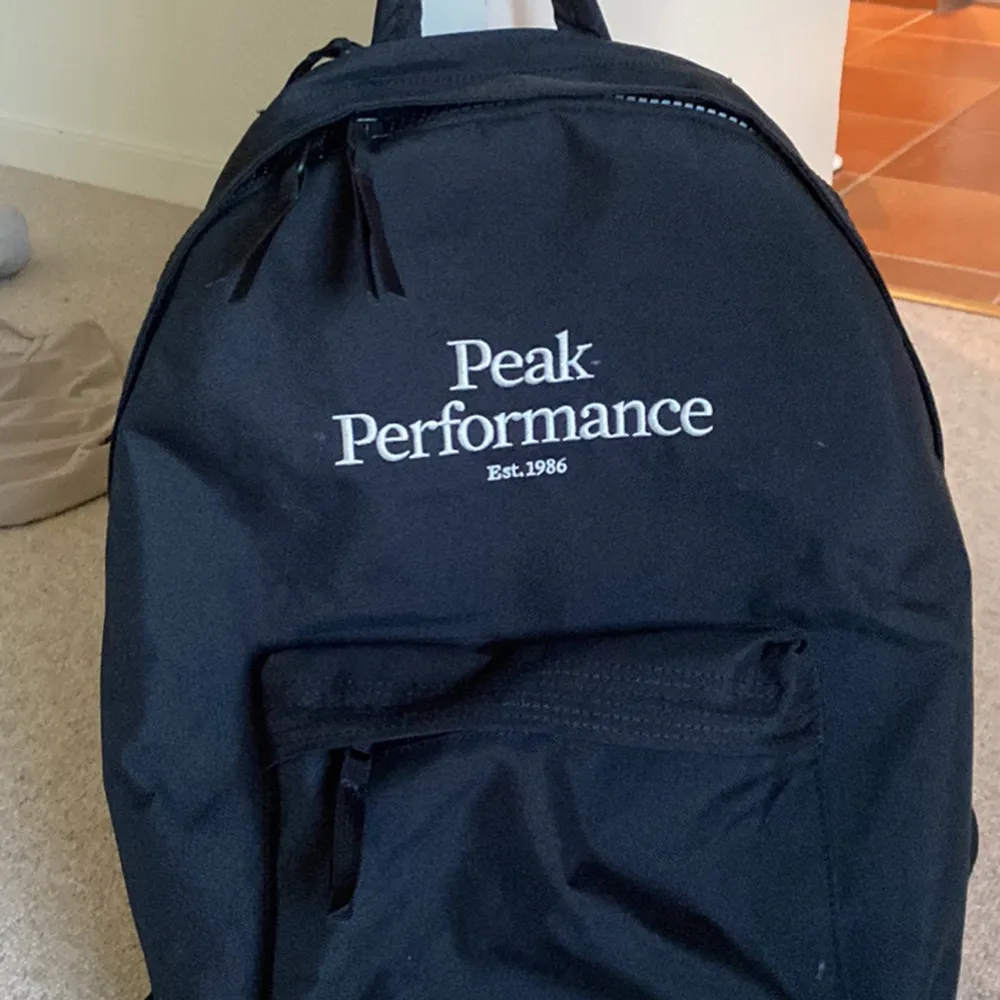 En svart ryggsäck från peak performance. Säljer pga att den inte kommer  till användning☺️. Väskor.