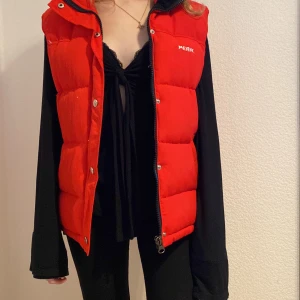 Peak performance väst  - Peak performance väst i tjockt material, passar som en M