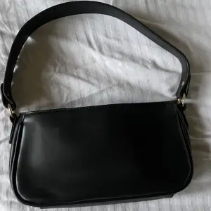 Klassisk svart liten väska som passar till allt!💕