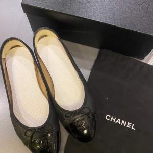 Sååå söta Chanel ballerina, den klassiska modellen i svart👄🫧 köpt ifrån tradera men tidigare ägare köpte det i Paris. Tyvärr är det för stora för mig så måste sälja vidrare