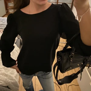 Svart blus - Så fin svart blus med lite volanger längst ner på ärmarna 🤩🤩❣️ aldrig använd!