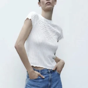 Zara T-shirt  - Säljer denna fina zara tröja som aldrig är använd, lappen är kvar💕