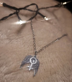 Halsband med kvinnosymbol och vingar - Mer åt choker hållet så kortare kedja