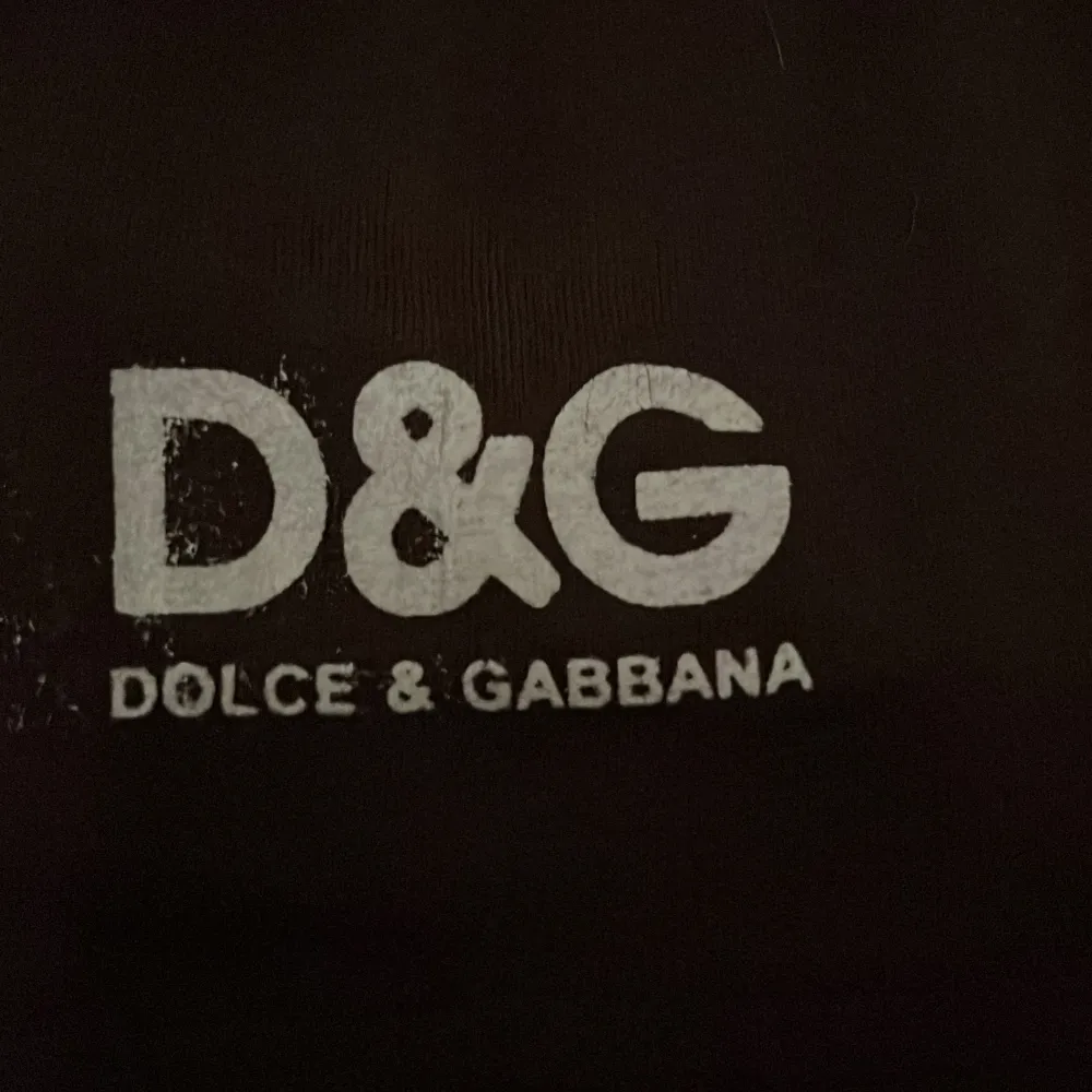 D&G tröja som jag säljer för jag inte ändvänder den längre inga skador eller fläckar priset kan diskuteras vid snabb affär. T-shirts.