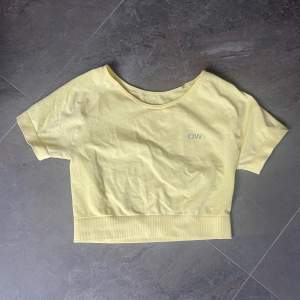 Gul croppad T-shirt från iciw. Mycket bra skick! Storlek M, 150 kr! 💛
