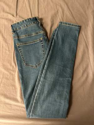 Blåa tajta jeans från Pull&Bear, knappt använda därav säljer jag dom.  Storlek 38 Tall med Hög midja 