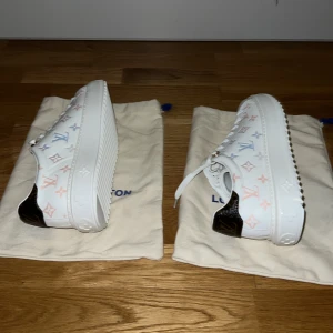 Louis Vuitton skor dam - Nyinköpta och passar inte tänkte sälja här :) 