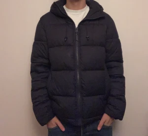 Feraud vinterjacka - Nypris: 3000  I  1289 Skick: 8.5/10 Modell 188 cm 76kg Haft den i ett år, litet hål på vänstra bröstkorgen, men inget som syns.