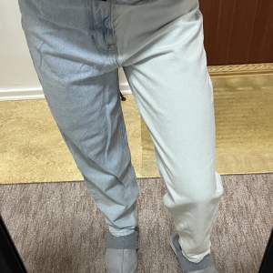 Denim jeans från Gina Tricot, tvåfärgade (två nyanser av blått). Säljer då de inte används (endast några gånger använda). 