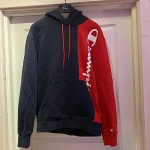 Champion Hoodie - Säljer denna hoodie då den inte kommer till användning, använd bara ett fåtal gånger och är i väldigt bra skick