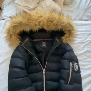 Polo jacka - Säljer min polo jacka i storlek S men funkar också att ha som M, den är i nyskick (använt några gånger) säljer den för 350kr pris kan diskuteras 