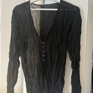 Topp Gina tricot  - Fin festtopp från Gina tricot. Stl M✨använd en gång