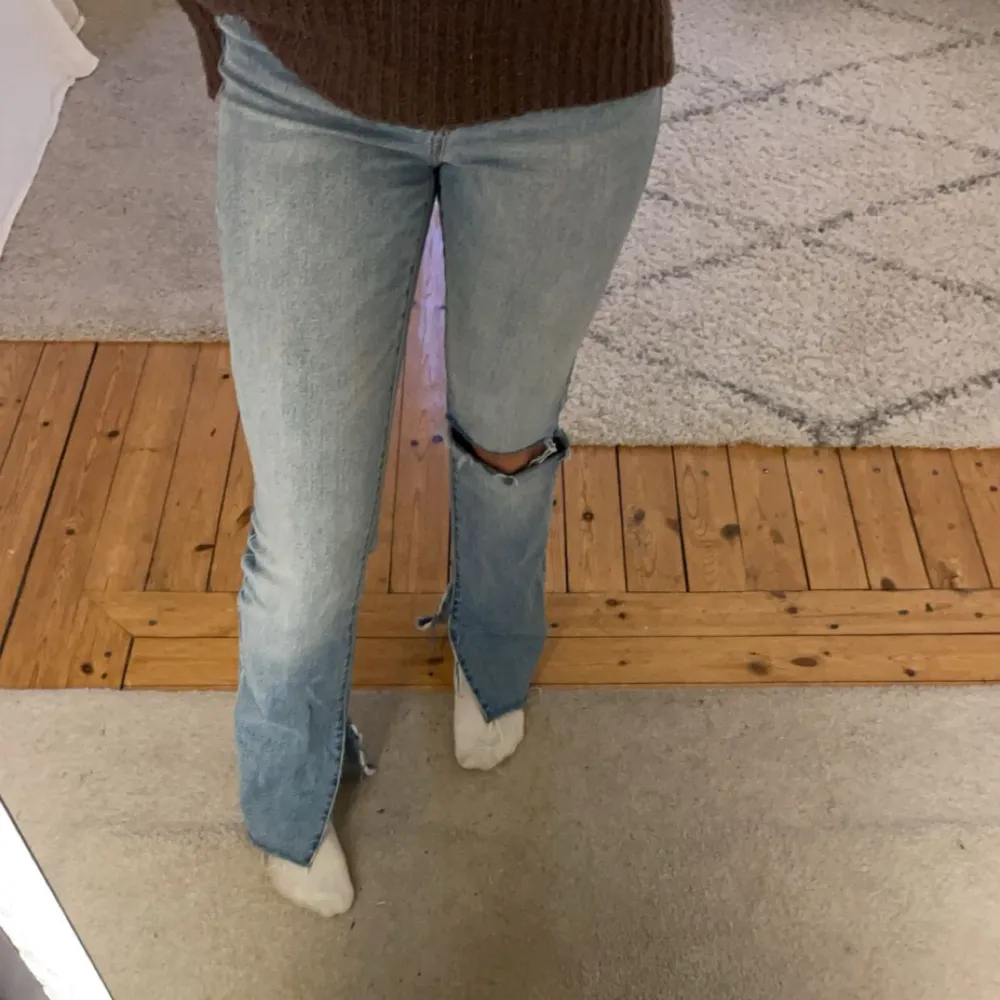 Zara jeans med slits i storlek 34🥰använd förtal gånger så fint skick!😍😍. Jeans & Byxor.