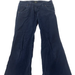 70s manchesterbyxor - Så fina manchesterbyxor från A.P.C  som jag köpte här på Plick. Saknar en knapp på framsidan men går att stänga🎀