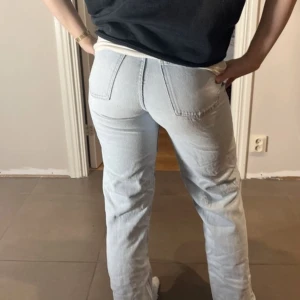 Ljusblå jeans från zara - Fina ljusblåa jeans från zara i storlek 36/s