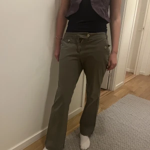 Gröna jeans - säljer mina as coola gröna jeans. Väldigt unika med mycket detaljer. Köpta secondhand. Obs att gylfen är trasig men går att laga. Jag är 172 och dom är för korta, Har av er om ni har frågor❤️ använd gärna köp nu knappen❤️