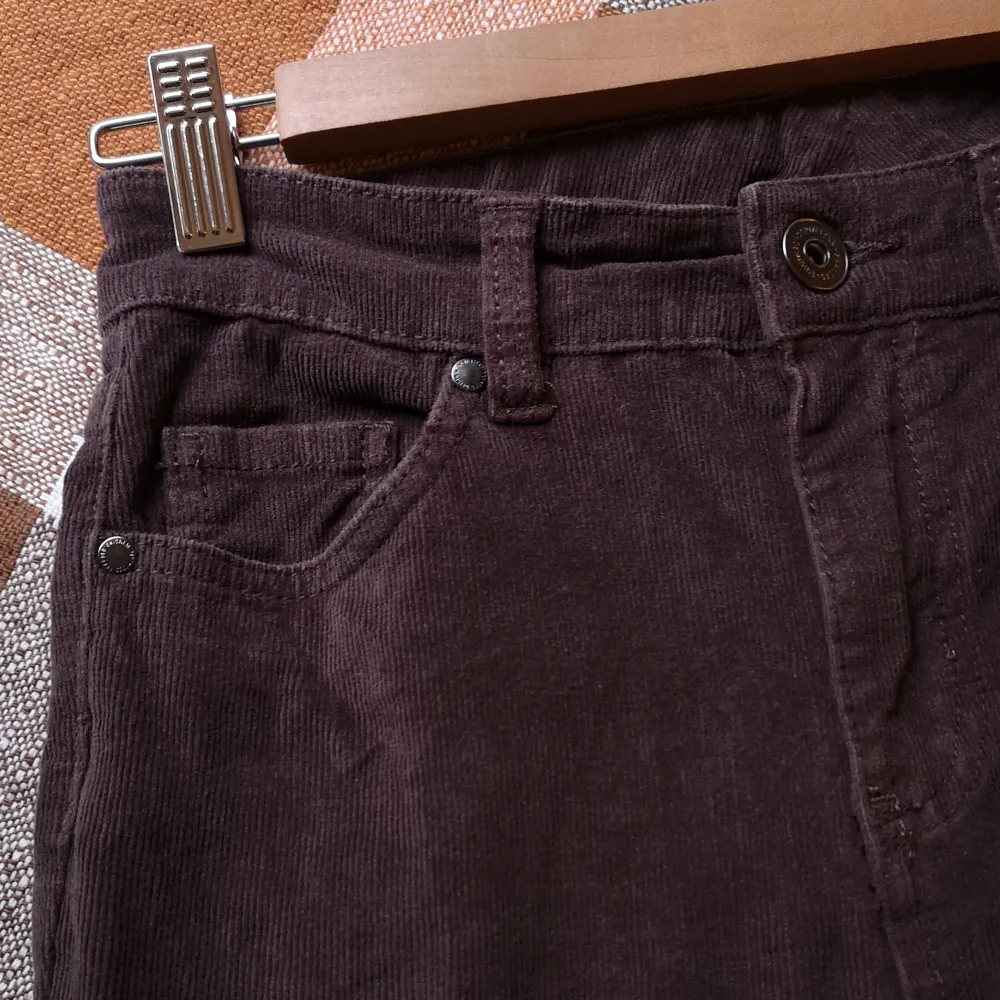 Byxor från Kappahl i manchester, färgen är närmast 2a bilden! Normalmidjade. Kan mäta vid intresse. . Jeans & Byxor.