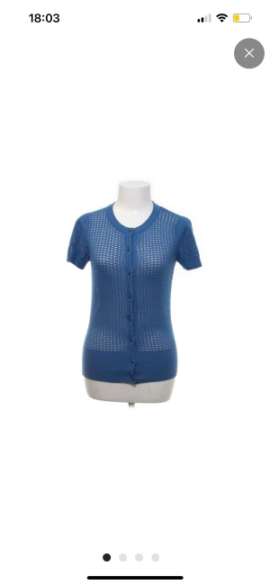 Kortärmad stickad kofta - Söt stickad kofta, köpt på sellpy men använder inte tyvärr!