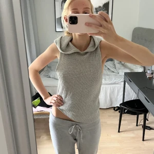 Snygg topp  - Snygg stickad topp med luva! Från zara perfekt till hösten. Nyskick!!! ❤️👽