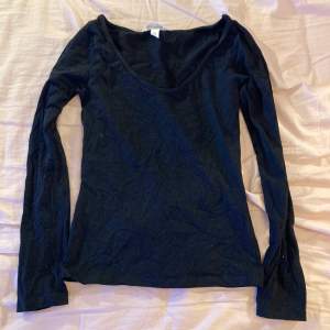 Fin ”U” ringad långärmad tröja från H&M! Aldrig använd bara provad! Nyskick! Köpt för 79.90 och eftersom den inte är använd säljer jag den för 50!🤍