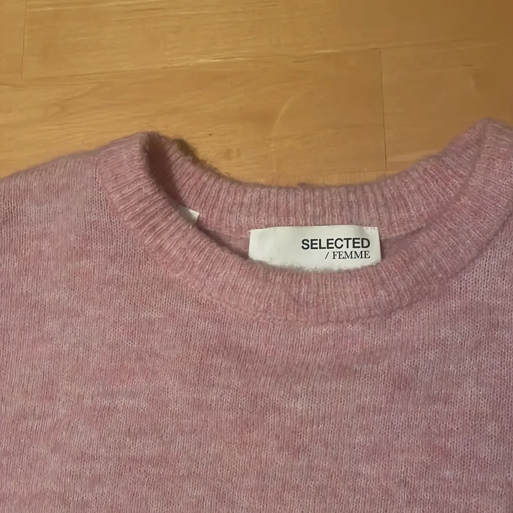 Jättefin ljusrosa kortärmad stickad tröja från selected femme i Stl. Xs💕använd endast fåtal gånger och säljer då den inte kommer till användning. Priset kan diskuteras.. Stickat.