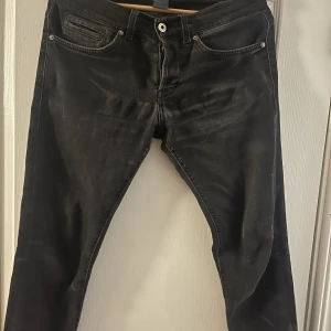 Dondup jeans - Tja säljer dessa feta byxor från det populära märket Dondup. Modellen är George, storlek 32 och svart/grå färg. Jeansen är i grymt skick och inga skavanker osv. Hör av dig vid fler frågor eller bilder!🙌
