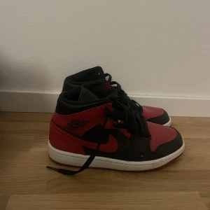 Jordan 1 - Säljer nu mina Jordan 1, vet ej vad modellen heter men vet att de är väldigt poppis. Säljer pga att de är för små. De är storlek 40. Säljer billigt då jag inte har kvitto eller boxen kvar. Tveka inte på att höra av dig för mer info.