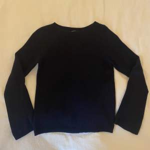 jättefin och varm stickad tröja i storlek xs, mörkblå och i 100% ull. använd men i fint skick, ser ut som ny! 