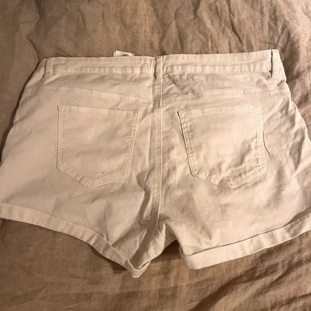 Korta vita jeansshorts använda ett fåtal gånger. Shorts.