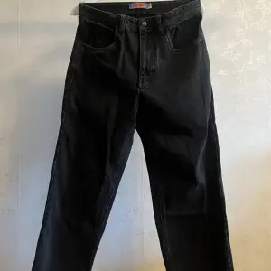 Empire jeans size 30, bra skick 