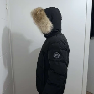 Canada goose jacka  - Hej säljer min canada goose jacka eftersom den är för liten för mig den är i storlek M. Skriv om ni är intresserade pris kan diskutera. Mvh matheo 