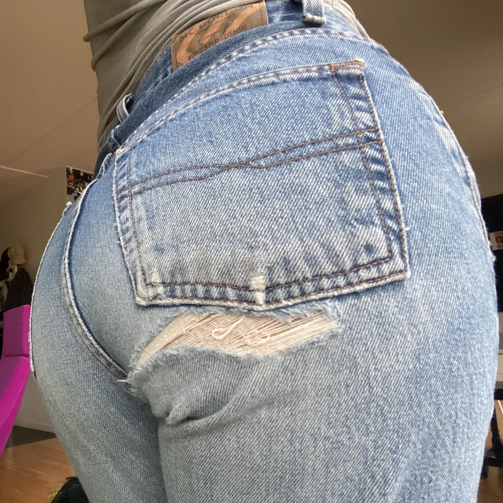 Skitsnygga baggy jeans i storlek 36/38 .(Sitter på en 34/36). Perfekt medium blue wash💙 Finns en slits/rip på jeansen men det går självklart att sy igen om man så vill! Fraktar och möts upp i Stockholm  . Jeans & Byxor.