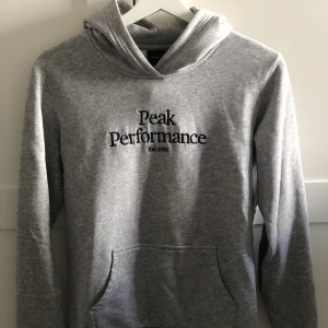 Hoddie  - Tröja från peak performance i nyskick. Nypris 699 kr. 