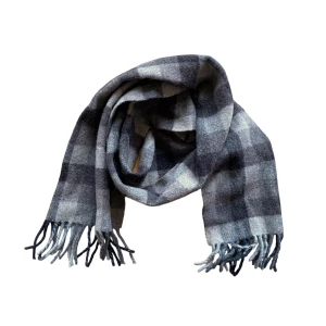 Rutig halsduk/scarf 🩶🤎 - Möts upp/ fraktar! Färgen är brun/grå. Köpt på humana men aldrig använd så säljer därav!