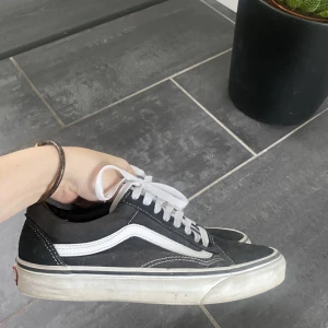 Vans låga sneakers - Säljer mina vans old skool i den vanliga svarta. Fint använda och är i bra skick 💕