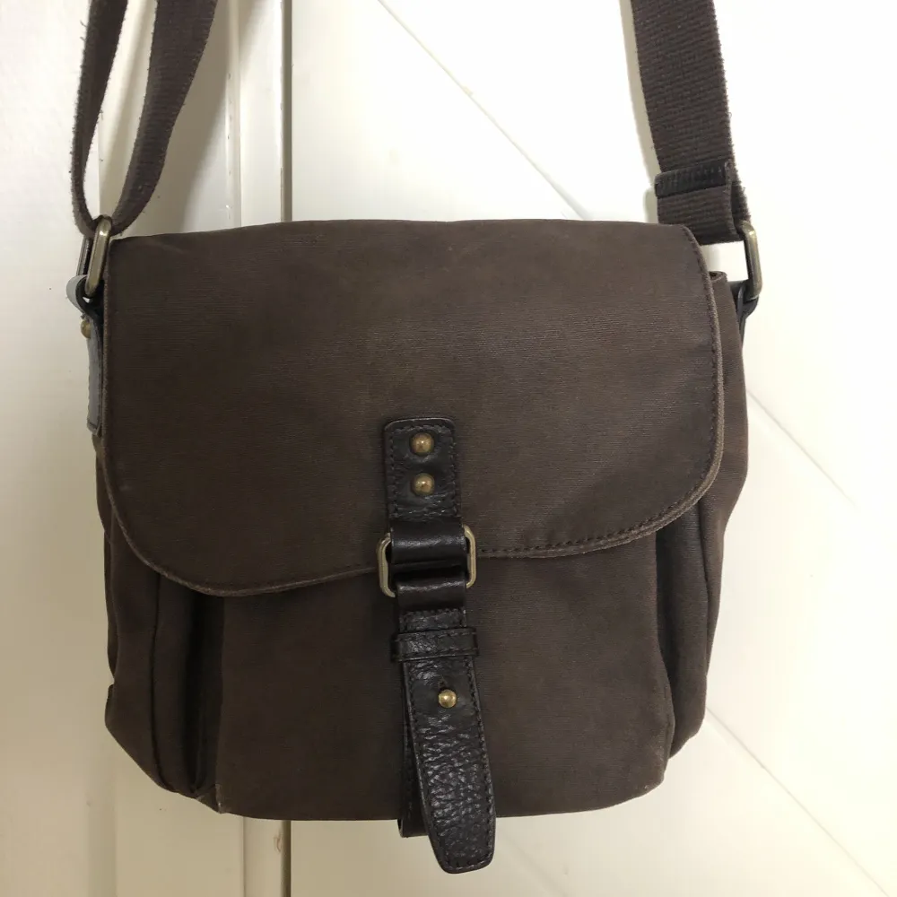 Det gör ONT i mig att sälja denna, men den kommer inte till användning 🥲🥲Trendig brun ”cargo”-liknande väska från Marc O’Polo som inte säljs längre. Justerbart band! 💛💛(skriv för fler bilder). Väskor.