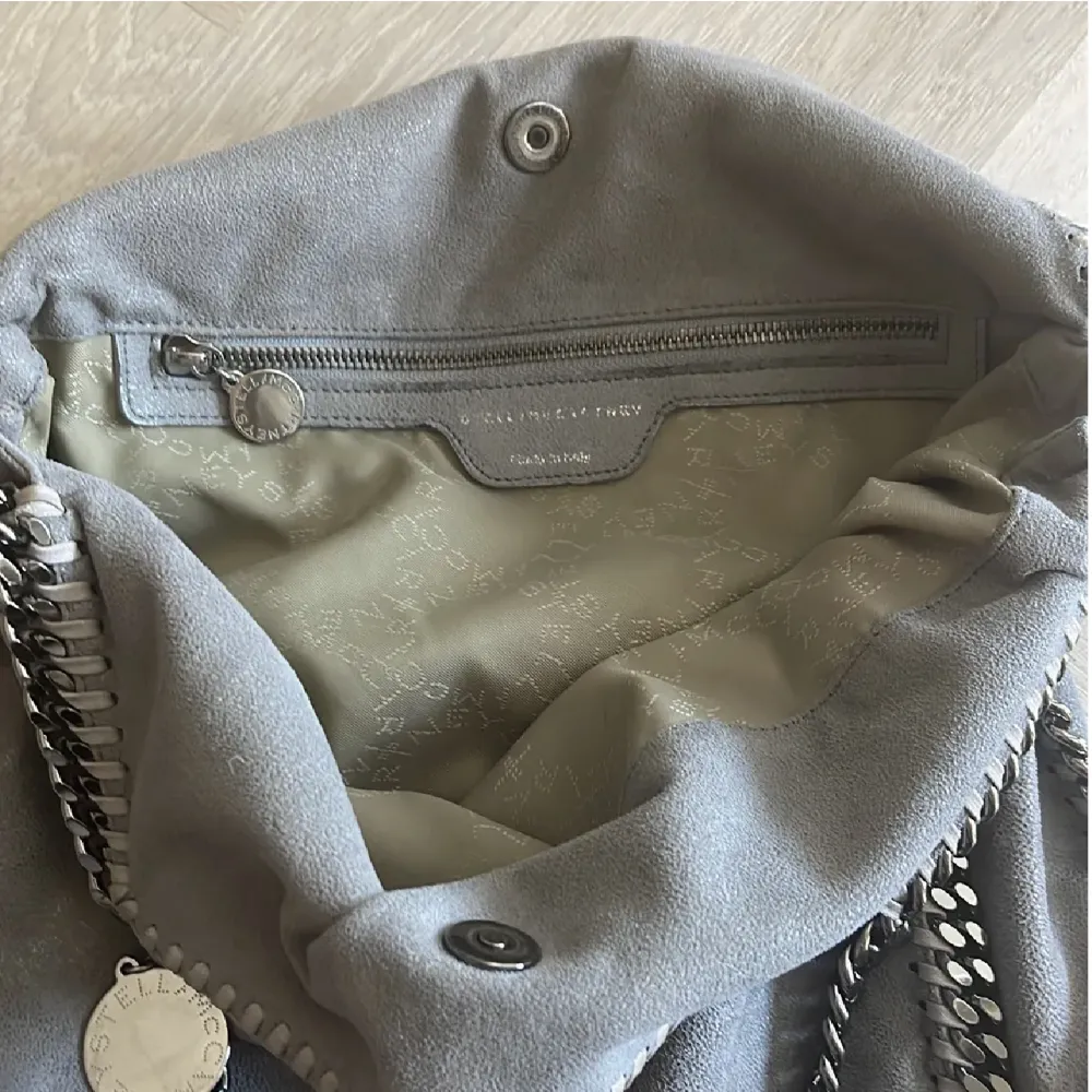 En grå Stella McCartney väska som är i super fint skick💕💕. Väskor.