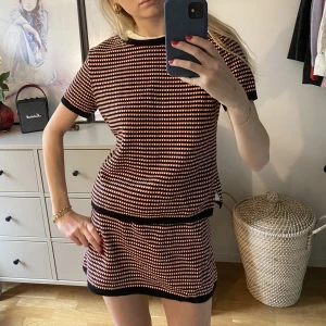 Sett från Zara - Supersött sett från Zara. Säljer endast som ett par (dvs tröja + kjol)