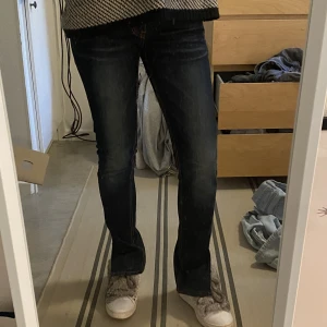 Nudie Jeans  - fina låga jeans från nudie som jag har klippt på botten, köparen står för frakten