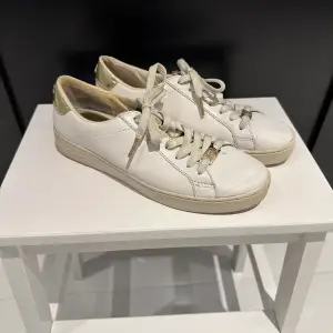 Vita MK skor med guldiga detaljer i använt skick!💛