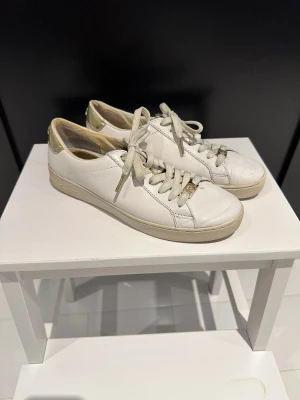 Michael Kors skor - Vita MK skor med guldiga detaljer i använt skick!💛