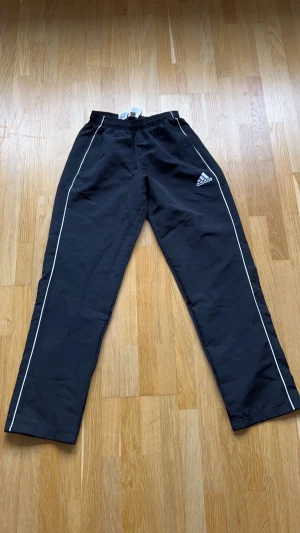 adidas träningsbyxor  - Säljer dessa simpla adidas träningsbyxor oanvänd 