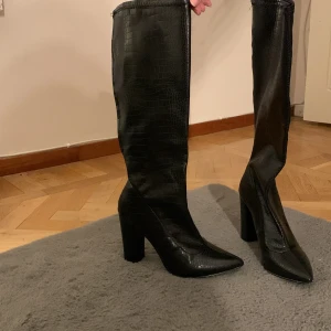 Stövlar  - Säljer mina klackskor då jag inte kan ha dom längre, är i fint skick knappt andvända 