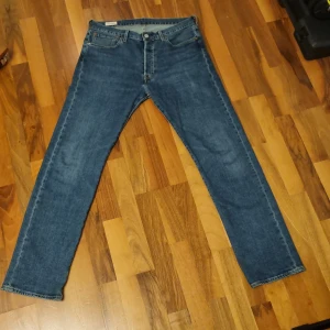 Levis 501 W32 L32 - Tjena, söljer ett par snygga jeans som är använda ett fåtal gånger. Skick 4.5/5 Nyoris 1100.