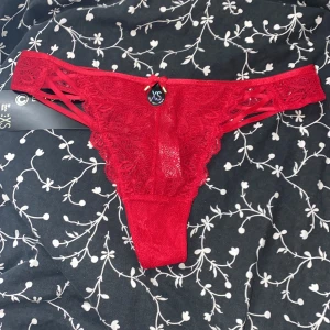 Röda stringstrosor - Helt nya stringtrosor i spets som är hel oanvända. Säljer då de är för små. Är i storlek XS/34 och är skitsnygga. Önska att jag kunde behålla de men de fungerar inte på mig.Har design som du ser på sista bilden som är skitsnygt.Köparen står för frakten ❤️