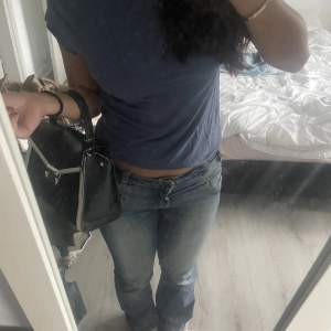 As snygga lågmidjade jeans. Jag är 157 cm lång & de sitter perfekt.  